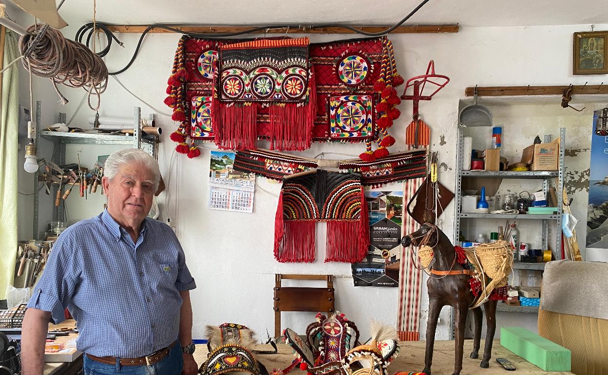 Francisco Núñez, en el interior de su taller, situado en la céntrica calle Baja de Torrox Pueblo. 