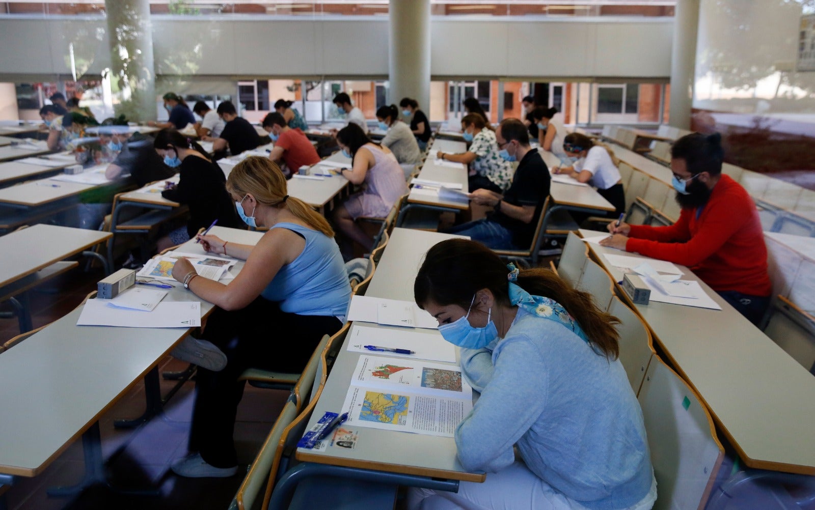 Más de 8.000 personas se enfrentan a las oposiciones docentes en la provincia tras el retraso obligado por la pandemia .