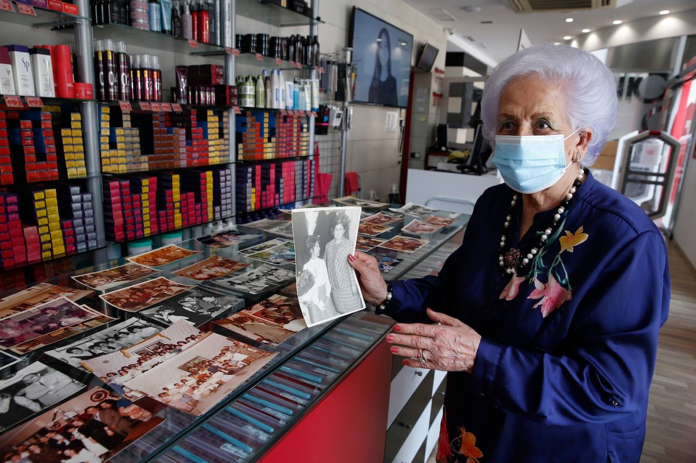 Fotos: Reme Madueño, 64 años en su negocio de peluquería, la escuela profesional &#039;Antonio-Eloy&#039;