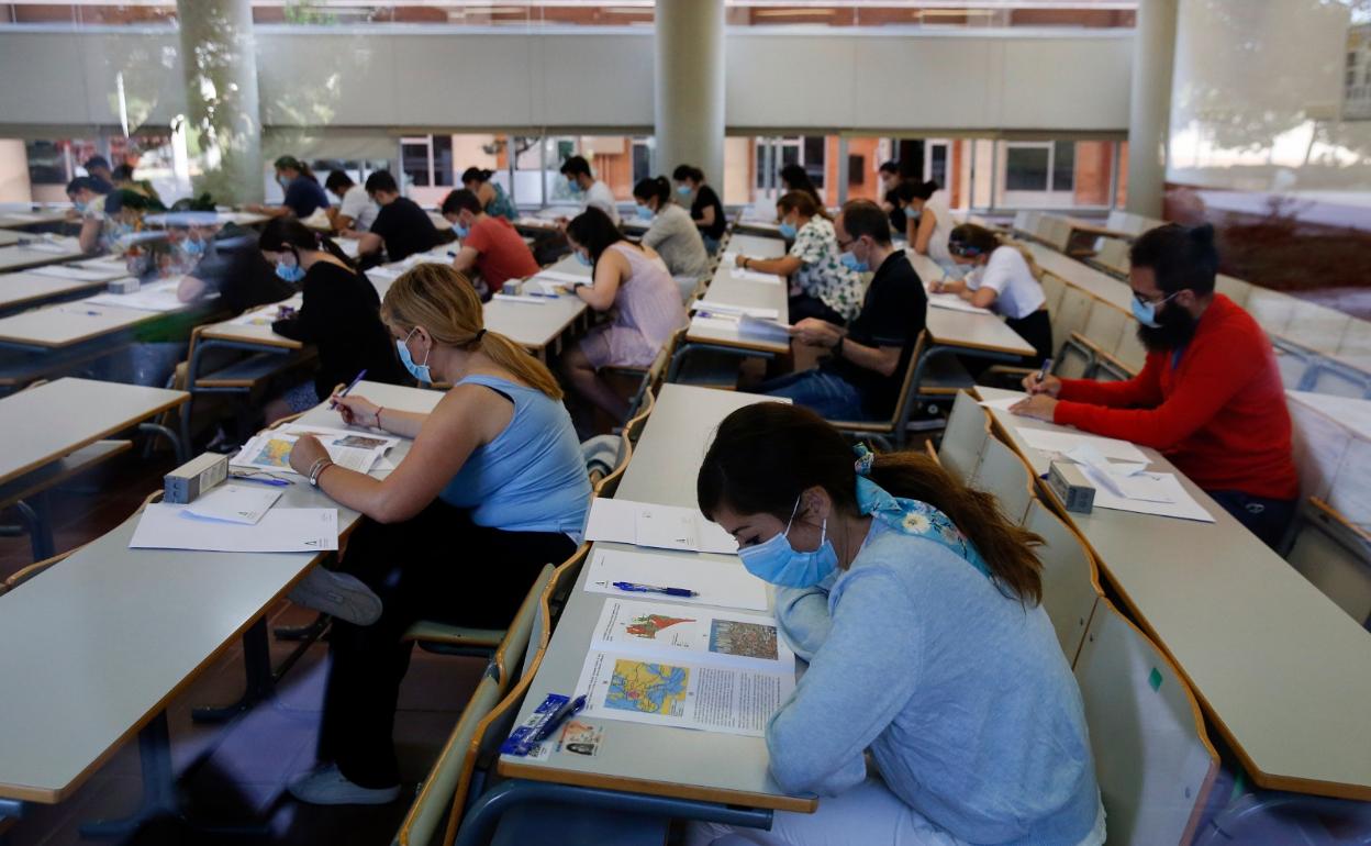 Las pruebas se celebran en turno de mañana y de tarde en diferentes facultades. 