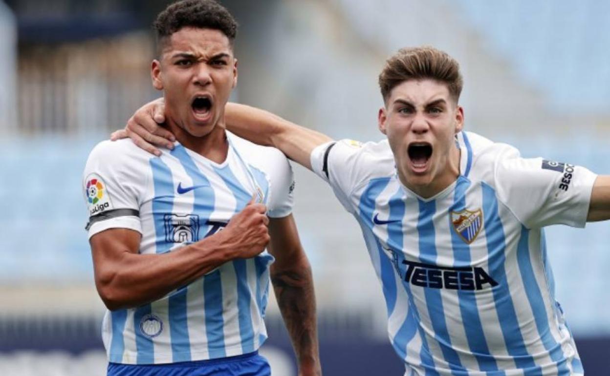 Loren celebra junto a Roberto un gol del Málaga juvenil. 