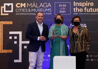 Imagen secundaria 1 - Arriba, José Lebrero recoge el premio honorífico a la trayectoria profesional. Sobre estas líneas, Manuel Castillo, Mar Sánchez Estrella y Yolanda de Aguilar y en la última foto, Noelia Losada y Macarena O'Neill 