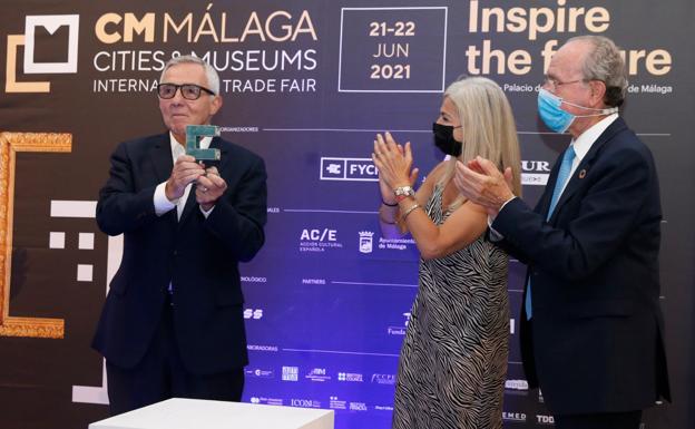 Imagen principal - Arriba, José Lebrero recoge el premio honorífico a la trayectoria profesional. Sobre estas líneas, Manuel Castillo, Mar Sánchez Estrella y Yolanda de Aguilar y en la última foto, Noelia Losada y Macarena O'Neill 