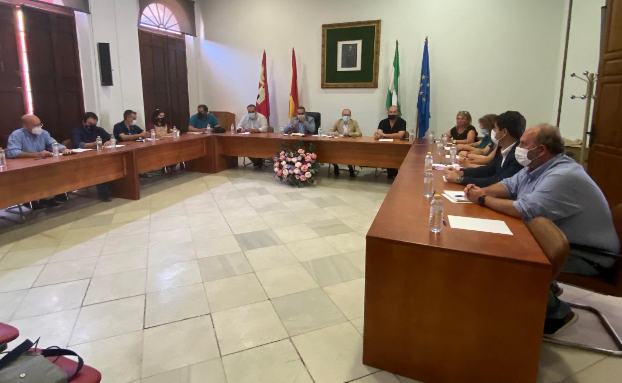 La reunión se celebró en el salón de plenos del Ayuntamiento de Álora.