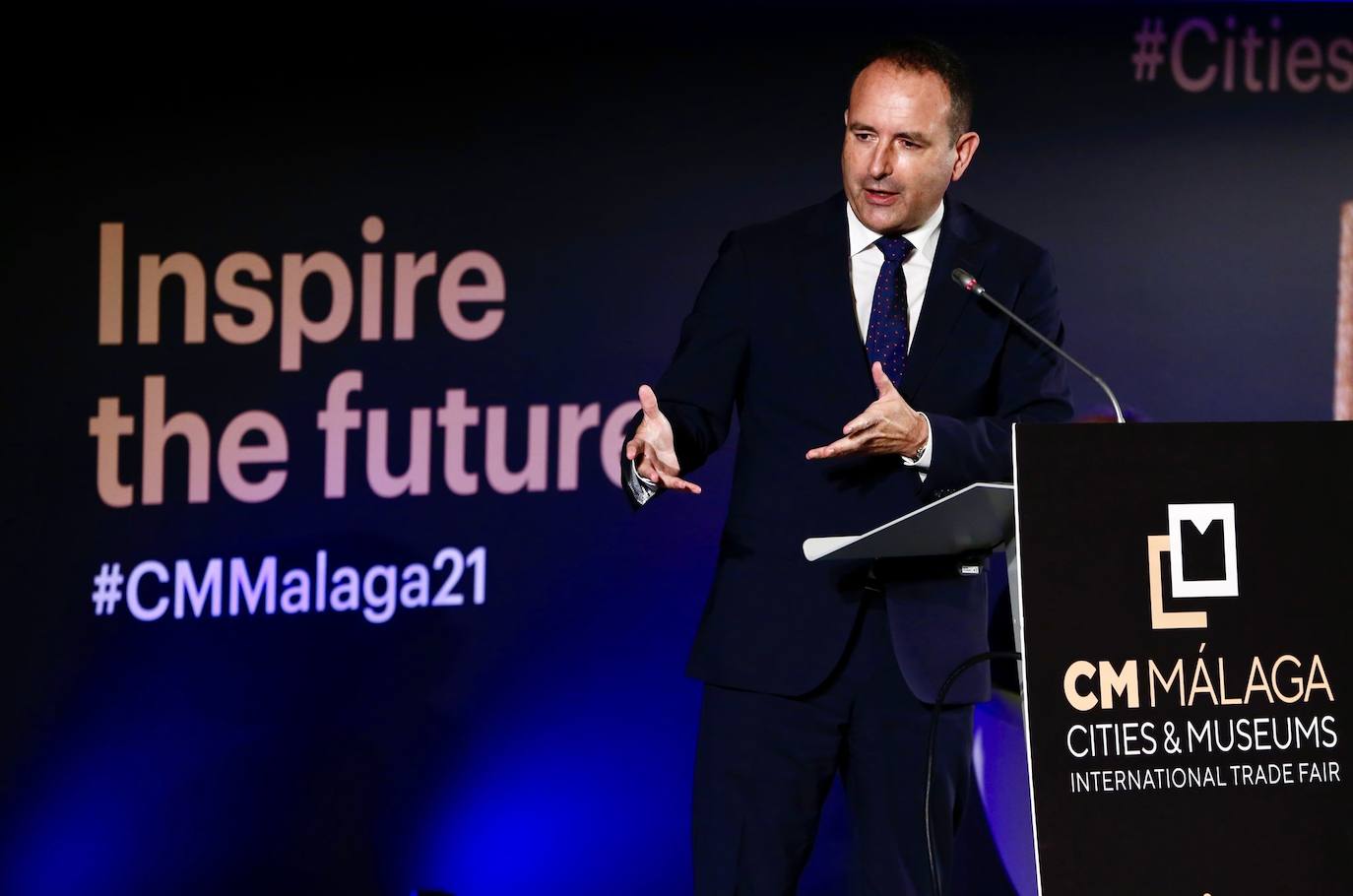 El foro internacional reúne este lunes y martes en el Palacio de Ferias de la capital a un millar de profesionales del sector cultural para debatir sobre cuestiones como los retos que plantea la digitalización de las instituciones artísticas o las nuevas relaciones que estas entidades empiezan a desarrollar con sus audiencias y sus entornos urbanos.