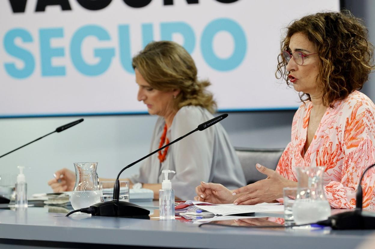 La ministras para la Transición Ecológica, Teresa Ribera (izquierda), y de Hacienda, María Jesús Montero, en rueda de prensa. efe

