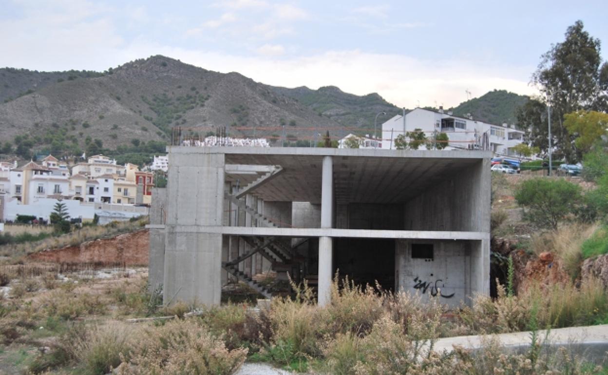 El edificio está situado en la barriada de los Poetas, al norte del casco urbano nerjeño. 