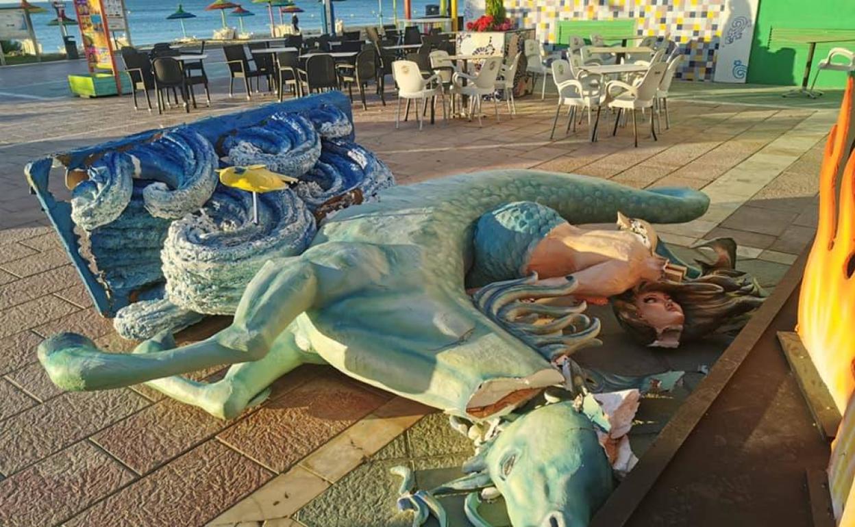 La figura ha aparecido destrozada en la mañana de este martes. 