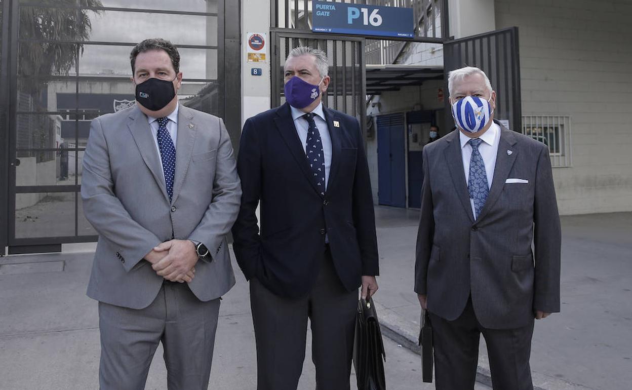 Los miembros de la APA Jesús Burgos, Francisco Valverde y Antonio Aguilera, a las puertas de La Rosaleda. 
