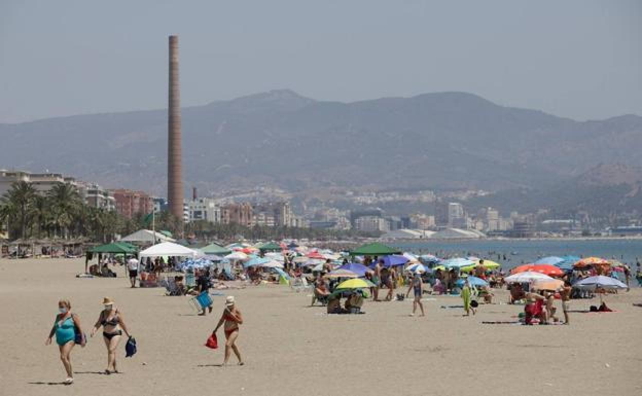 Bañistas en una playa de Málaga. 