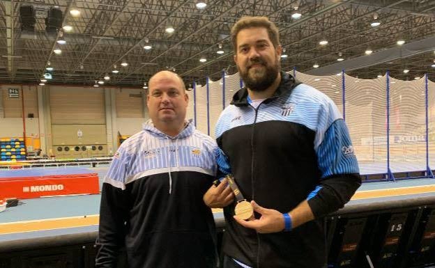 Tomás Fernández (entrenador de siempre de Vivas), junto al atleta, en una imagen reciente. 