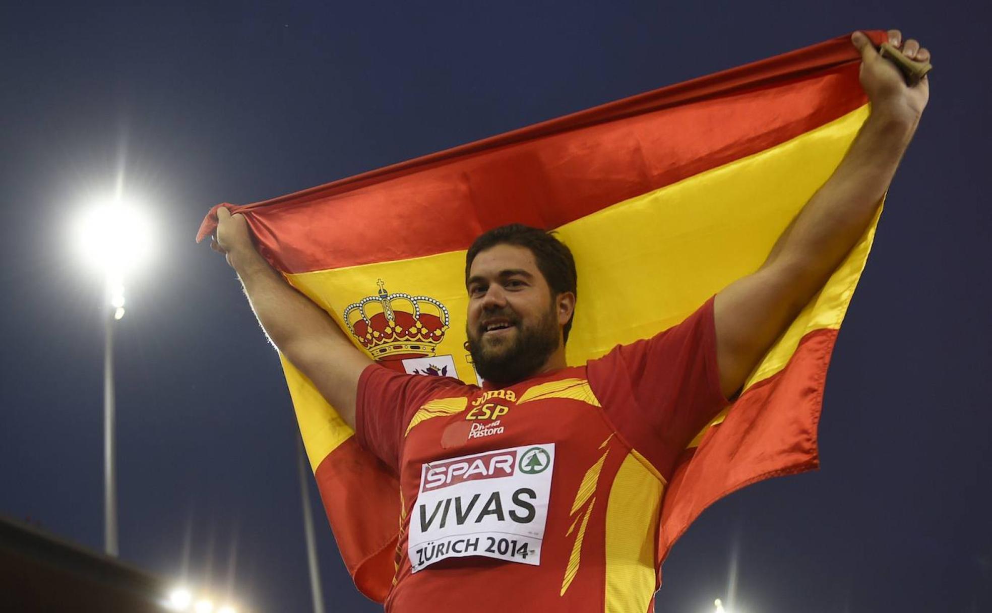 Borja Vivas, con la bandera de España en el día más feliz de su carrera, tras la plata en lanzamiento de peso en el Europeo de Zúrich al aire libre de 2014. 