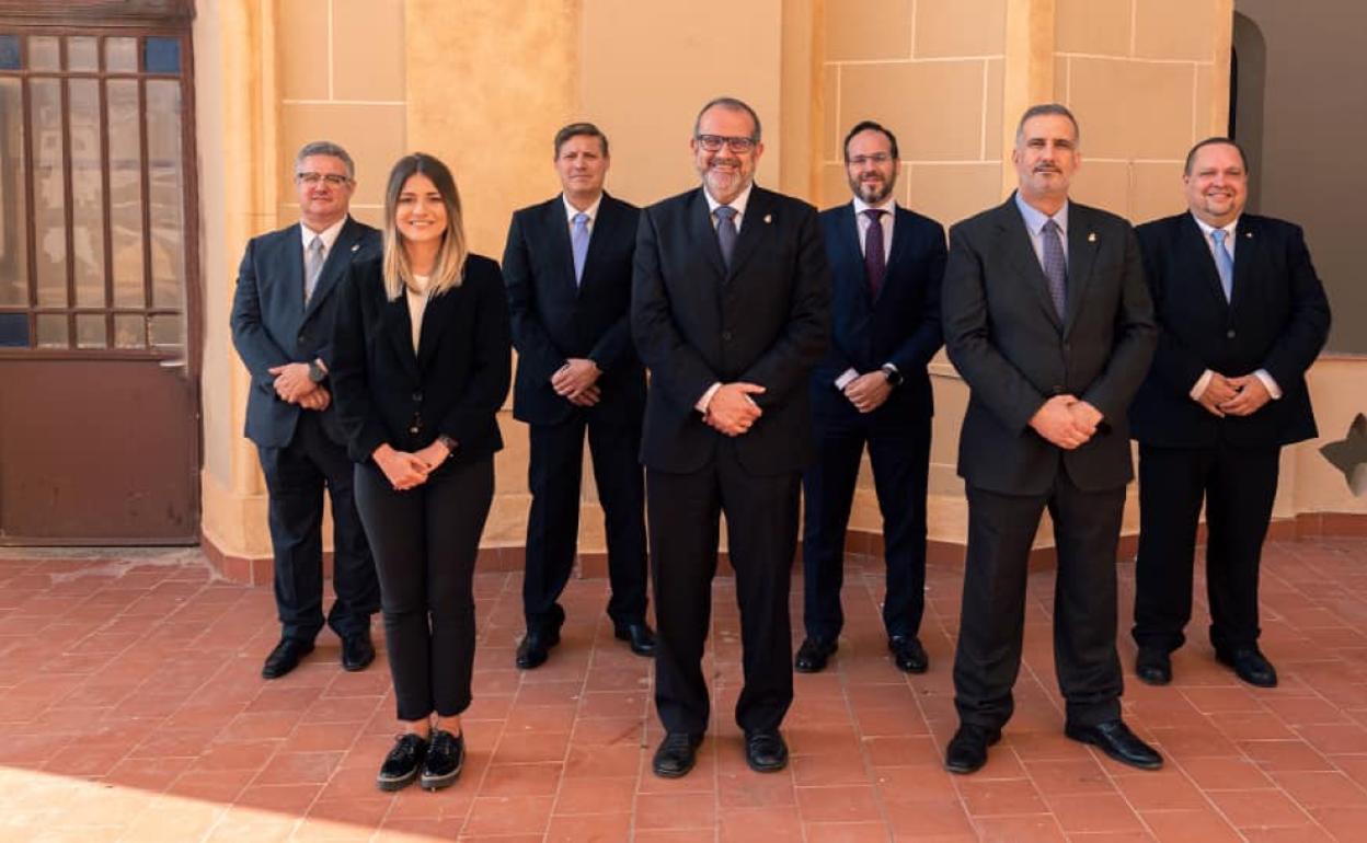 Díaz, en el centro, con los miembros de la permanente que le acompañarán en esta andadura.