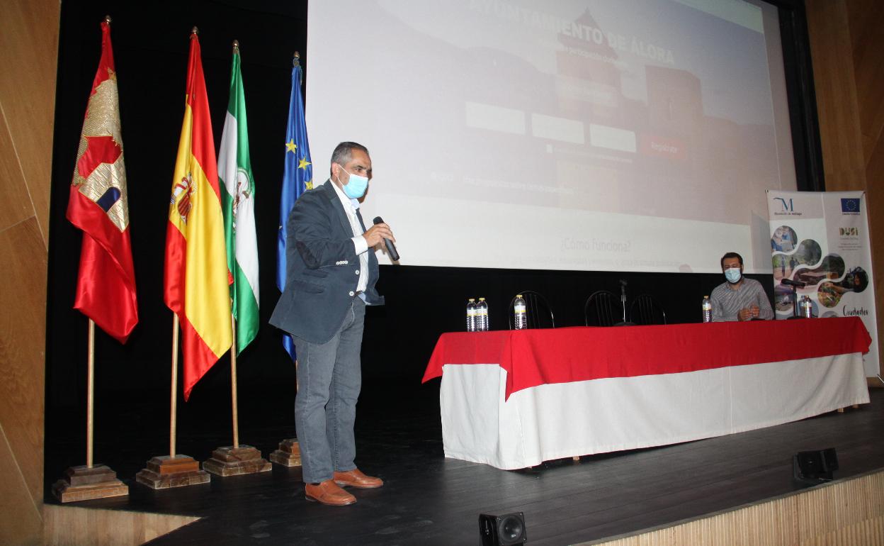 Francisco Martínez, alcalde de Álora, durante su intervención.