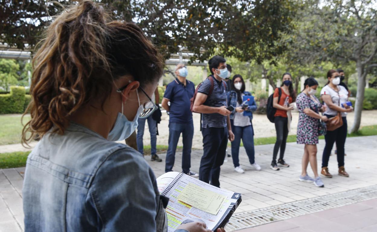 Opositores, en los momentos previos a entrar en el examen, el pasado domingo. 