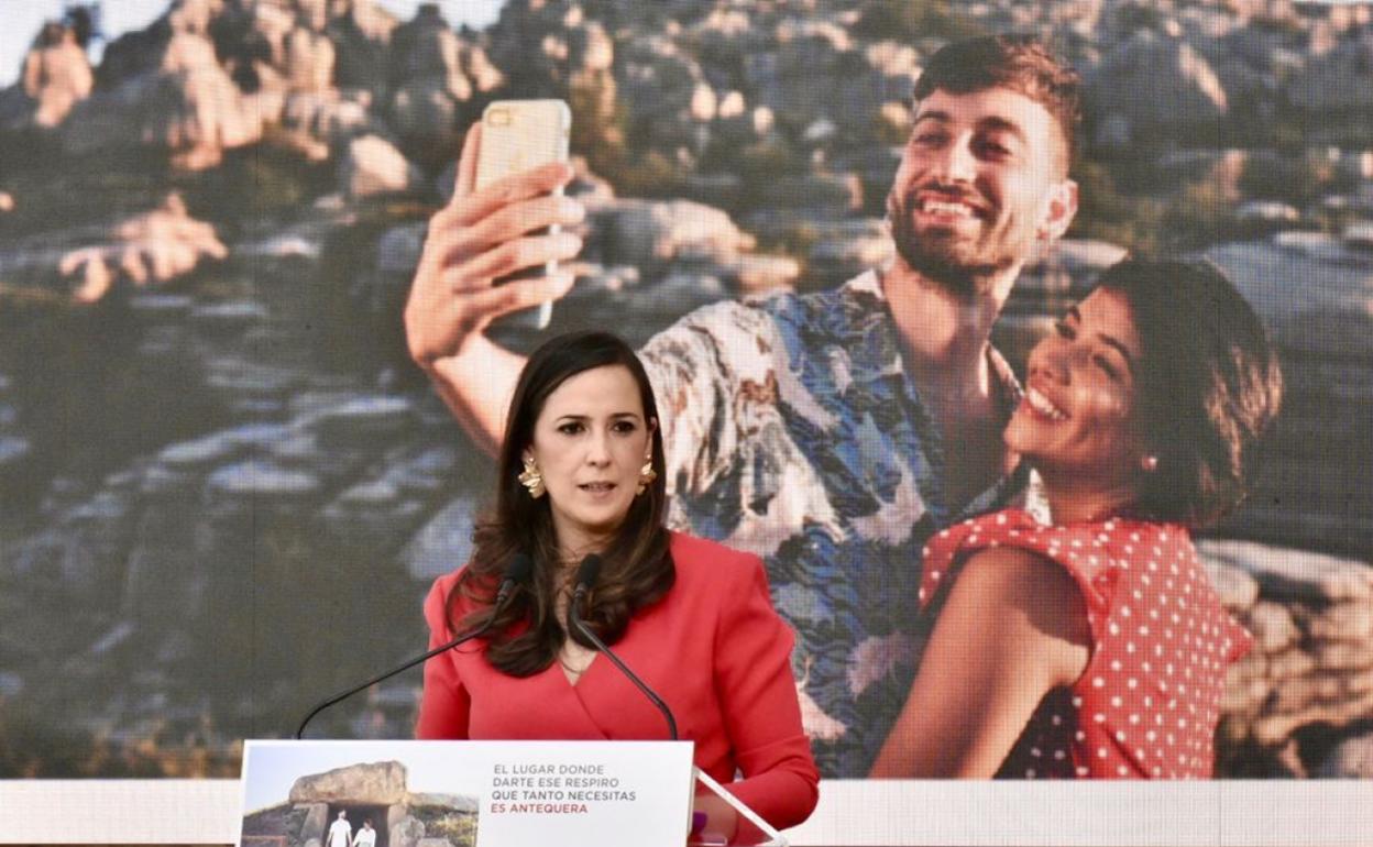 La teniente de alcalde de Turismo, Ana Cebrián, durante la presentación de la campaña. 