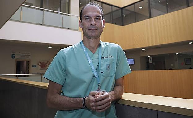 César Ramírez, en el Hospital Quirósalud Málaga, en el que trabaja. 