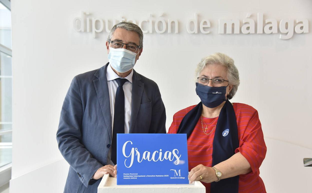 Francisco Salado y Ana Torralba, en la entrega de la distinción.