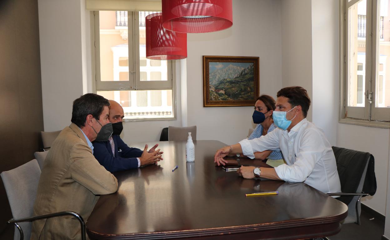 Acto de la firma de la permuta de terrenos con Larios, este viernes en una notaría de Torrox. 