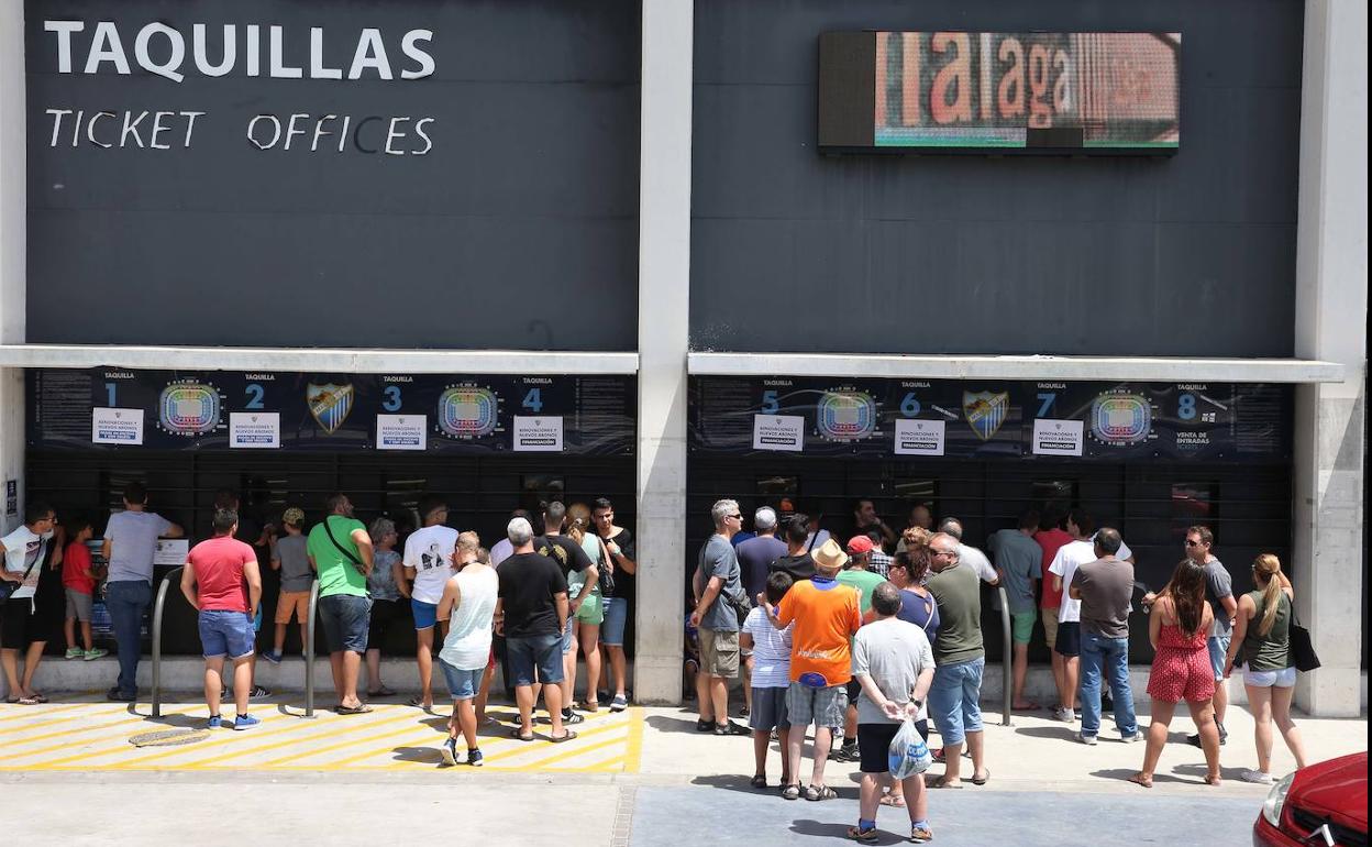 Imagen de archivo de aficionados en las taquillas de La Rosaleda.