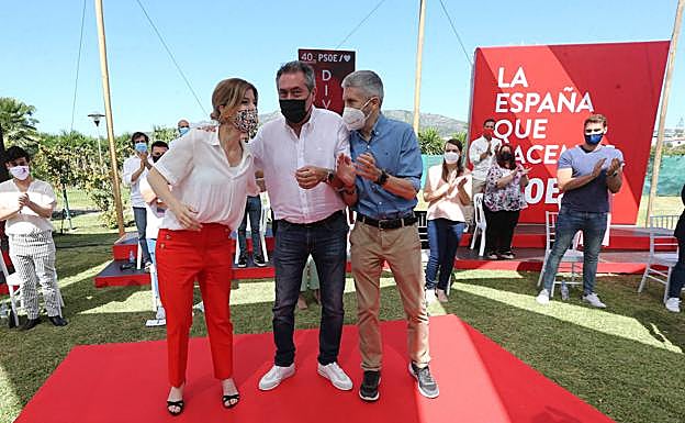 Hana Jalloul, Juan Espadas y Fernando Grande-Marlaska, saludan al comienzo del acto celebrado ayer en la Costa del Sol. 