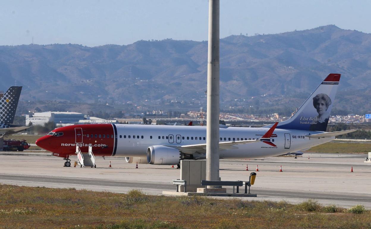 Vista de uno de los aviones de Norwegian, en una pista de Málaga. 