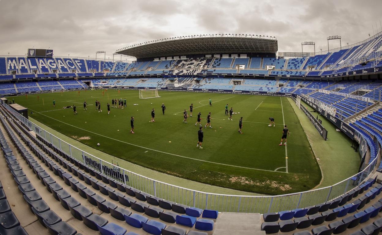 Panorámica de La Rosaleda durante un entrenamiento del Málaga la temporada pasada.