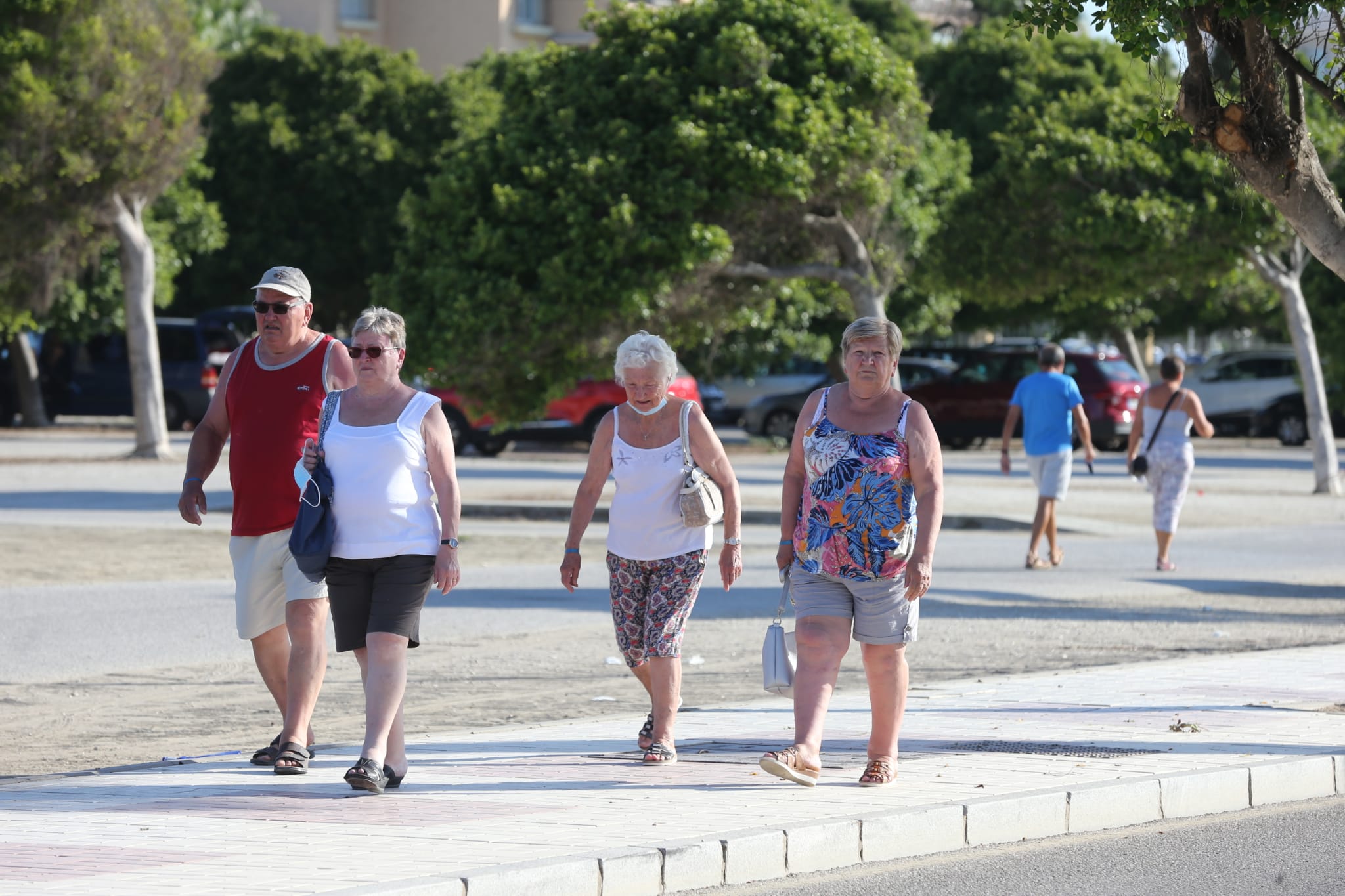 Muchos malagueños siguen con el tapabocas, en el primer día en el que no es obligatorio. La gran mayoría de turistas extranjeros sí opta por ir con la cara descubierta