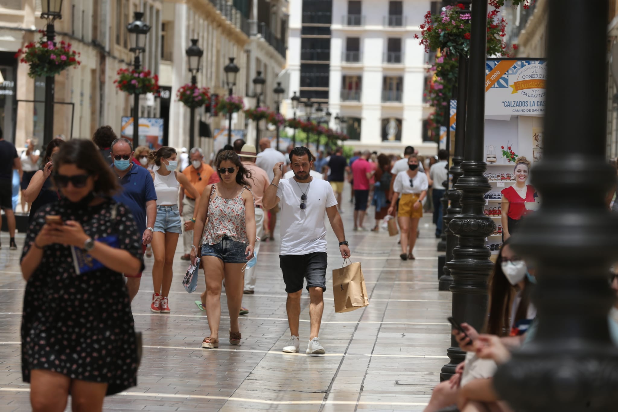 Muchos malagueños siguen con el tapabocas, en el primer día en el que no es obligatorio. La gran mayoría de turistas extranjeros sí opta por ir con la cara descubierta