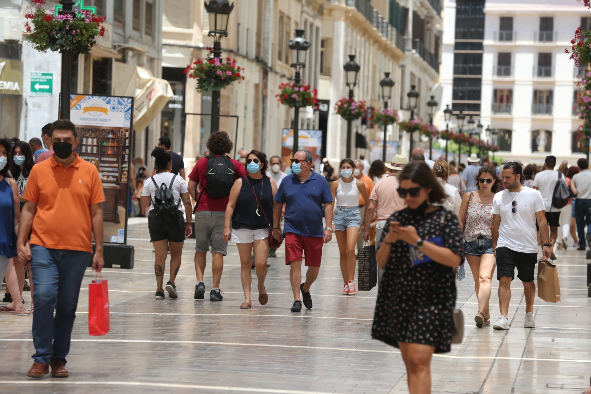 Muchos malagueños siguen con el tapabocas, en el primer día en el que no es obligatorio. La gran mayoría de turistas extranjeros sí opta por ir con la cara descubierta