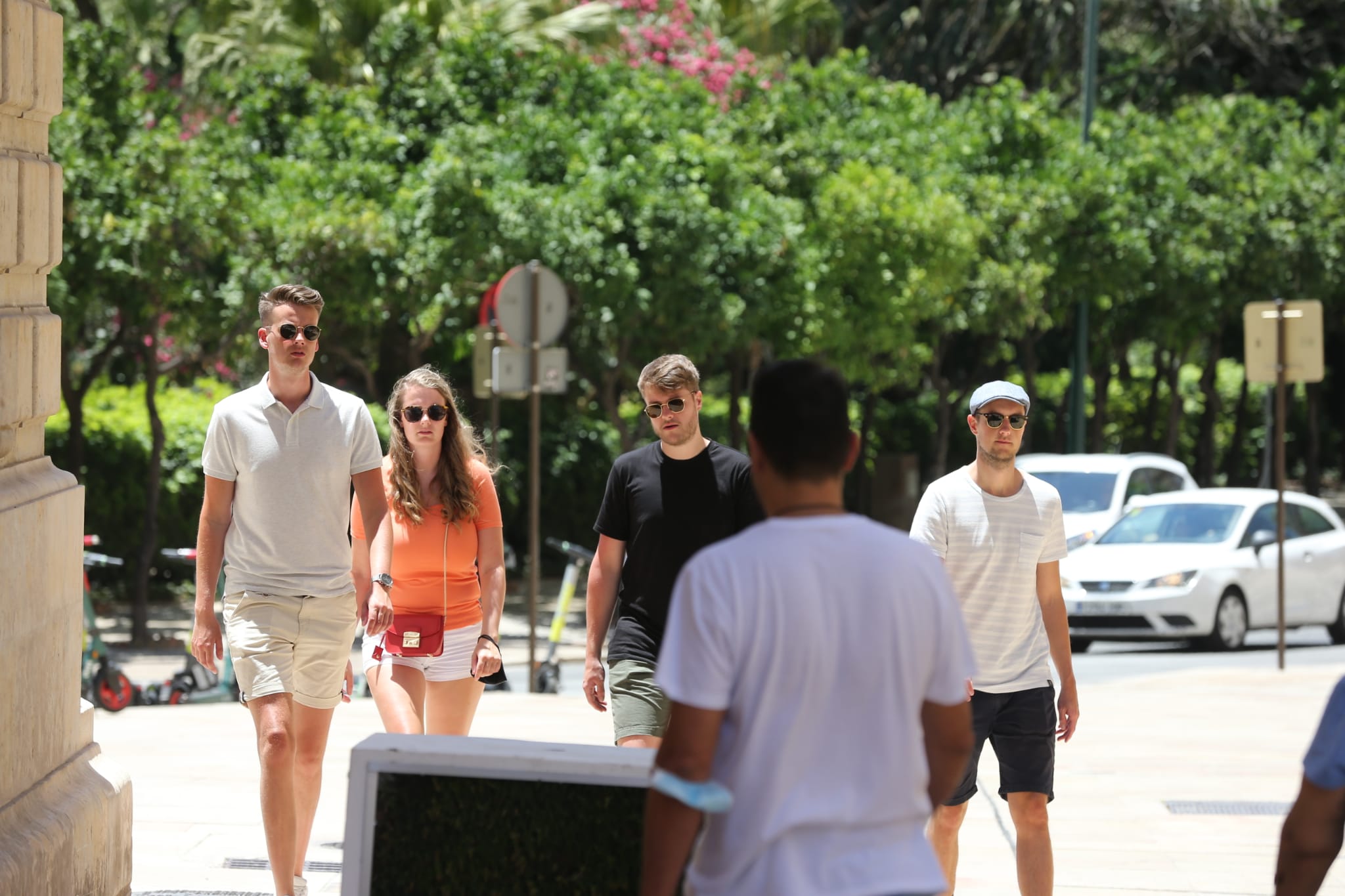 Muchos malagueños siguen con el tapabocas, en el primer día en el que no es obligatorio. La gran mayoría de turistas extranjeros sí opta por ir con la cara descubierta