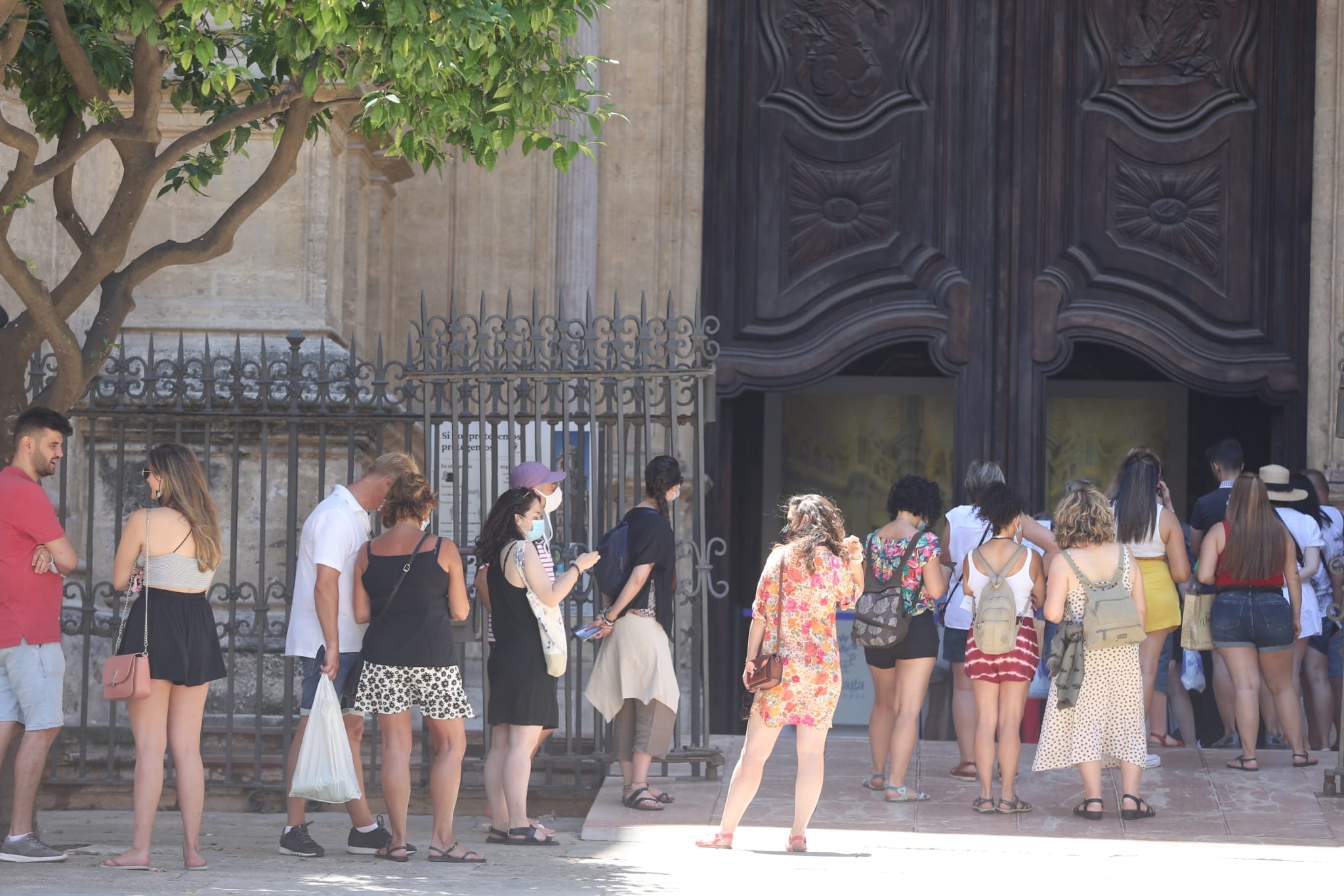 Muchos malagueños siguen con el tapabocas, en el primer día en el que no es obligatorio. La gran mayoría de turistas extranjeros sí opta por ir con la cara descubierta