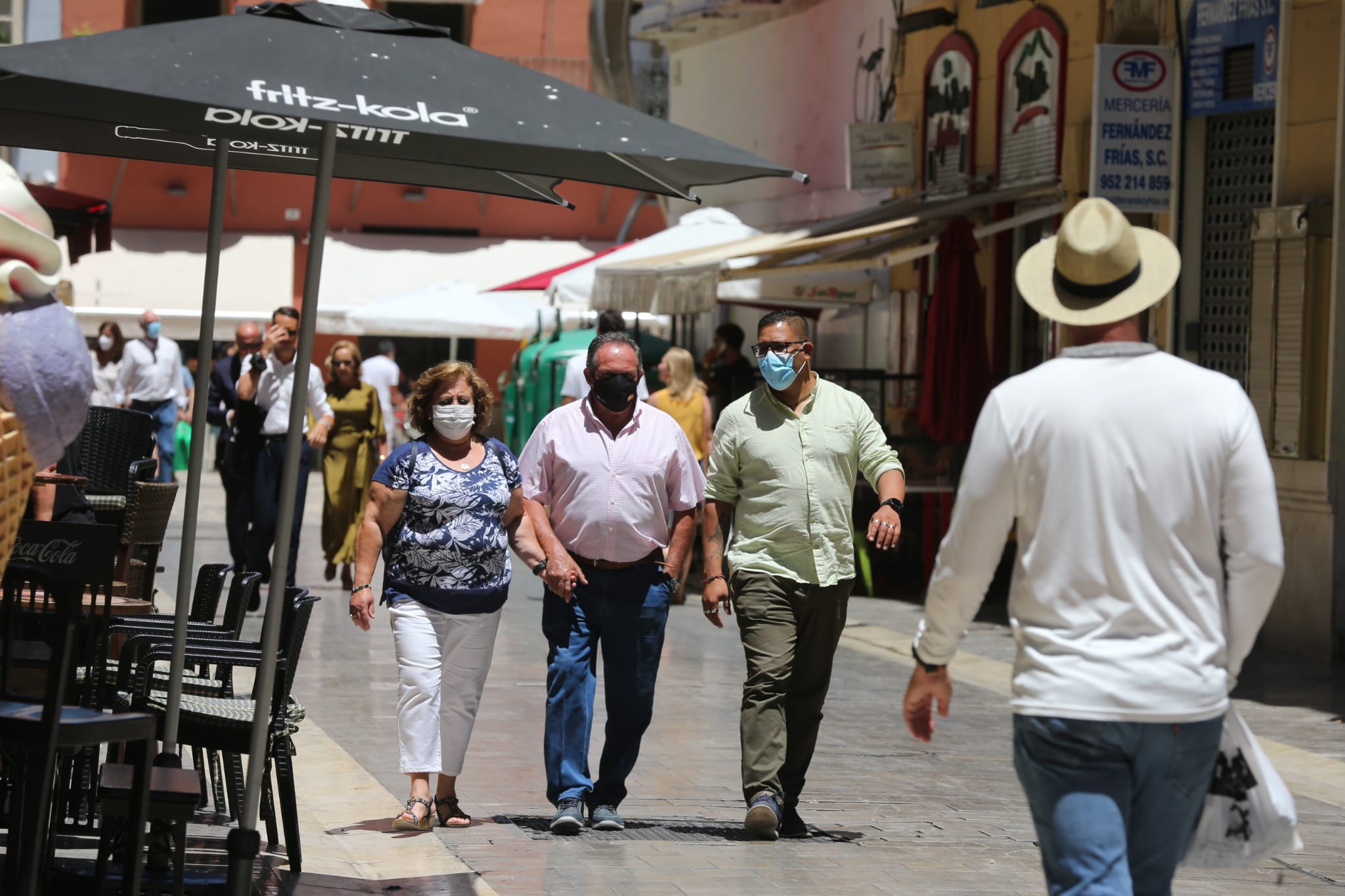 Muchos malagueños siguen con el tapabocas, en el primer día en el que no es obligatorio. La gran mayoría de turistas extranjeros sí opta por ir con la cara descubierta