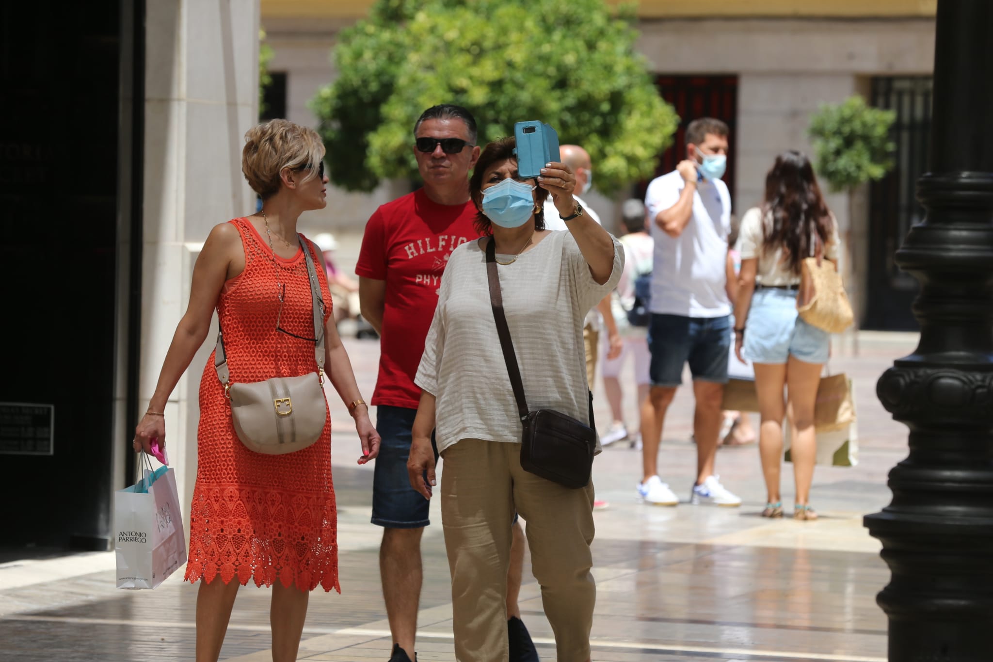 Muchos malagueños siguen con el tapabocas, en el primer día en el que no es obligatorio. La gran mayoría de turistas extranjeros sí opta por ir con la cara descubierta