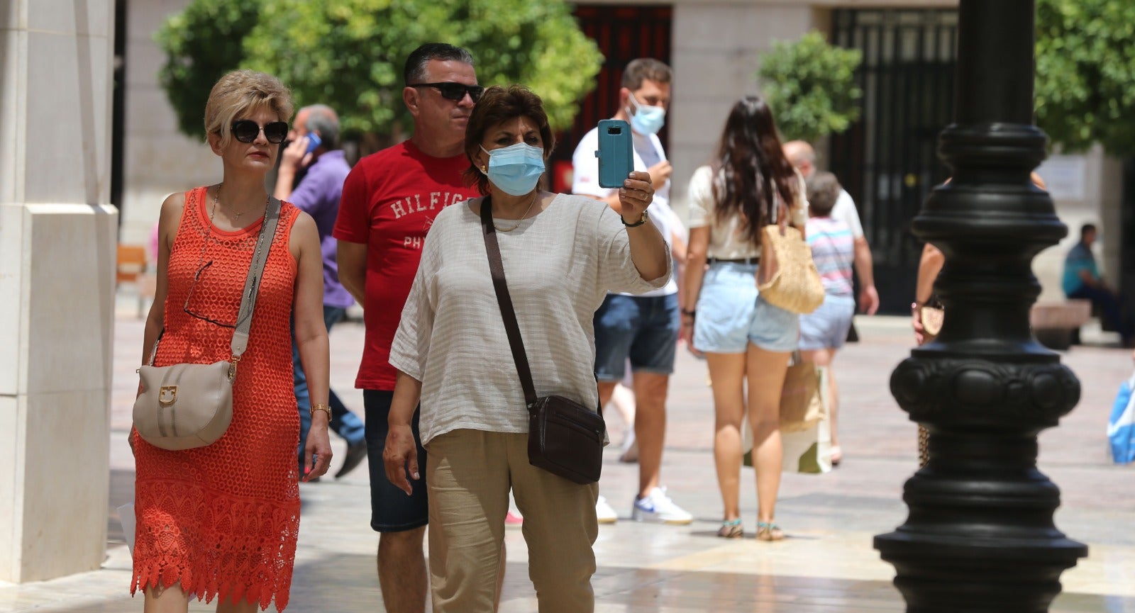 Muchos malagueños siguen con el tapabocas, en el primer día en el que no es obligatorio. La gran mayoría de turistas extranjeros sí opta por ir con la cara descubierta