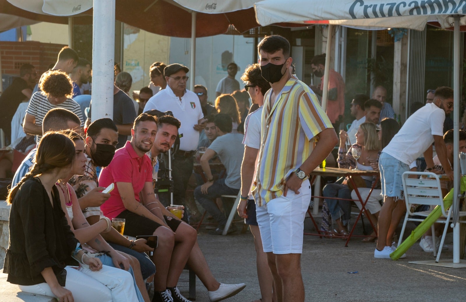 Muchos malagueños siguen con el tapabocas, en el primer día en el que no es obligatorio. La gran mayoría de turistas extranjeros sí opta por ir con la cara descubierta