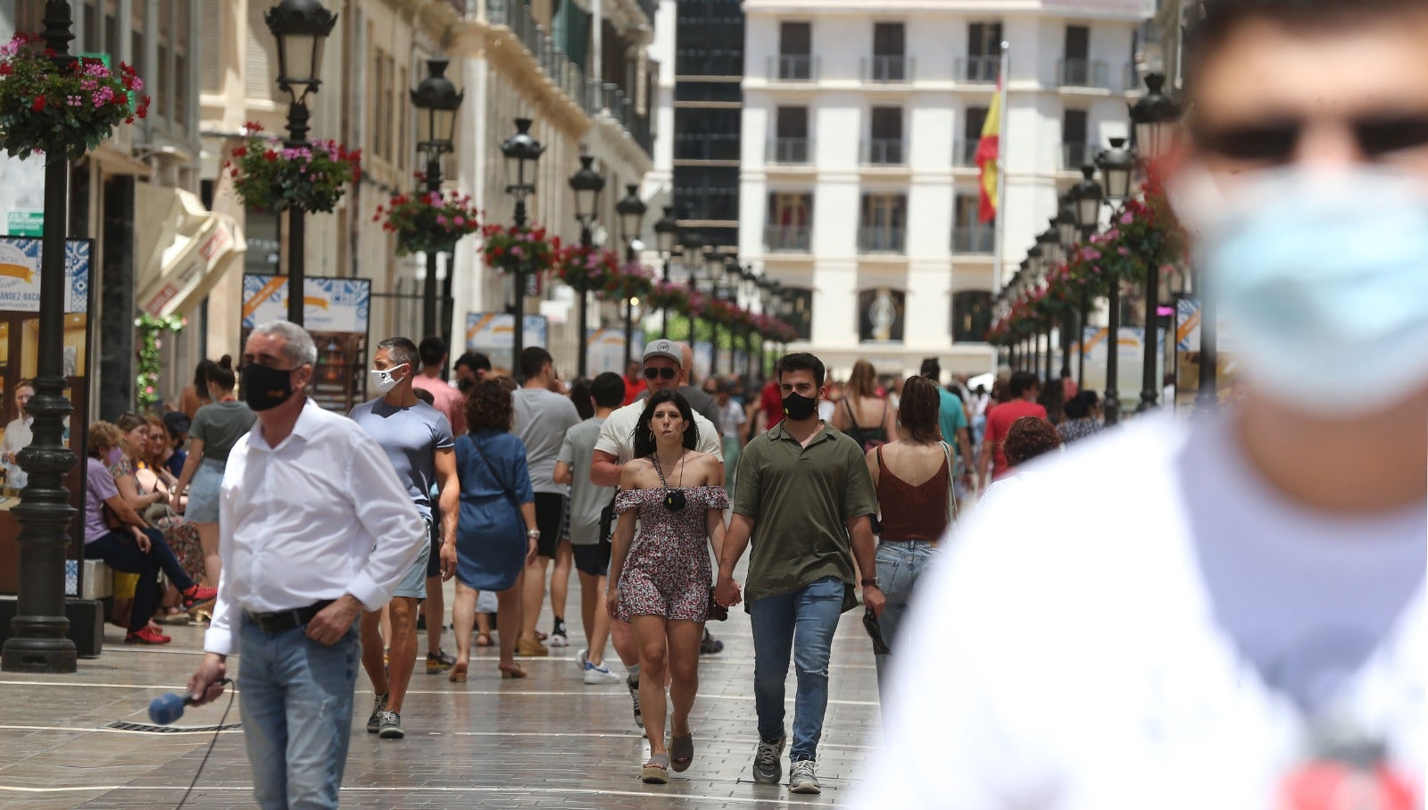 Muchos malagueños siguen con el tapabocas, en el primer día en el que no es obligatorio. La gran mayoría de turistas extranjeros sí opta por ir con la cara descubierta