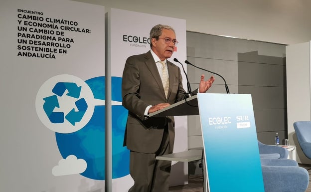 El consejero, Rogelio Velasco, interviene en el foro organizado por la Fundación Ecolec y Diario SUR. 