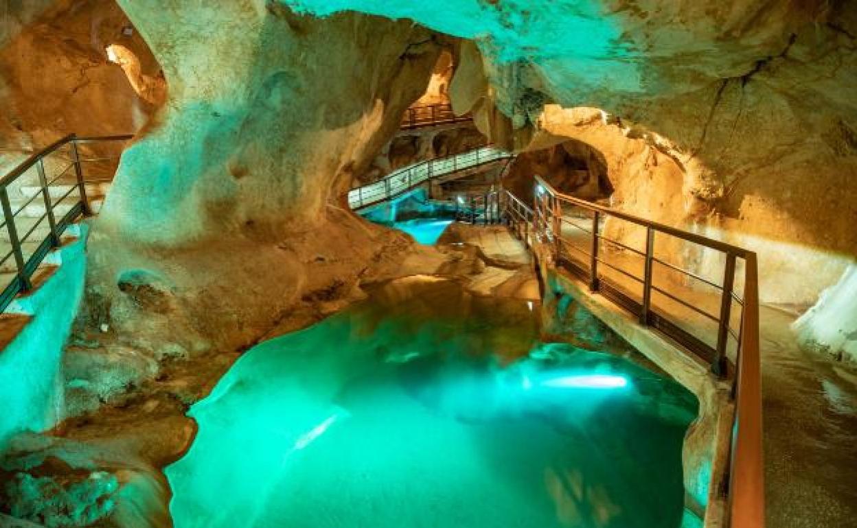 La Cueva del Tesoro es la única de origen submarino visitable en el sur de Europa. 
