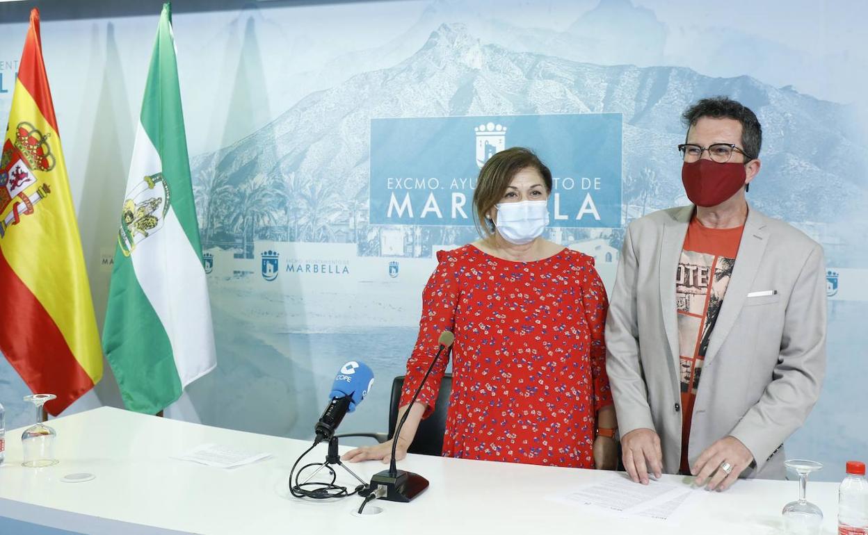 La responsable de Cultura, Carmen Díaz, junto al director del Museo del Grabado, Germán Borrachero. 