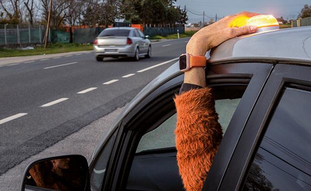 Los llamados V-16, que se colocarán en la parte alta del vehículo sin necesidad de salir del coche y pisar la calzada en caso de avería o de accidente.