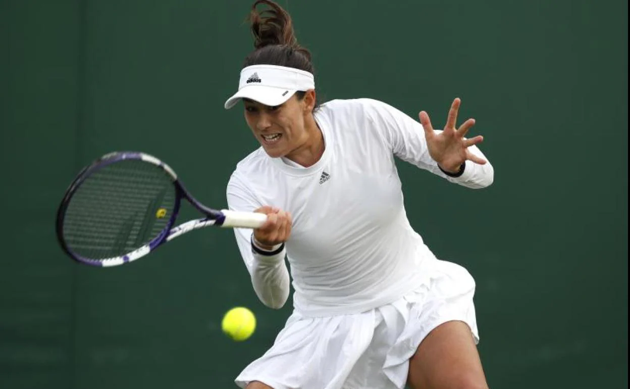 Garbiñe Muguruza golpea la bola. 