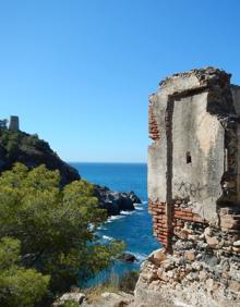 Imagen secundaria 2 - Desde el arenal da sensación de tranquilidad. Este verano hay una importante presencia de algas en la arena. Abajo, vista desde los restos de un antiguo acuartelamiento para la vigilancia costera.