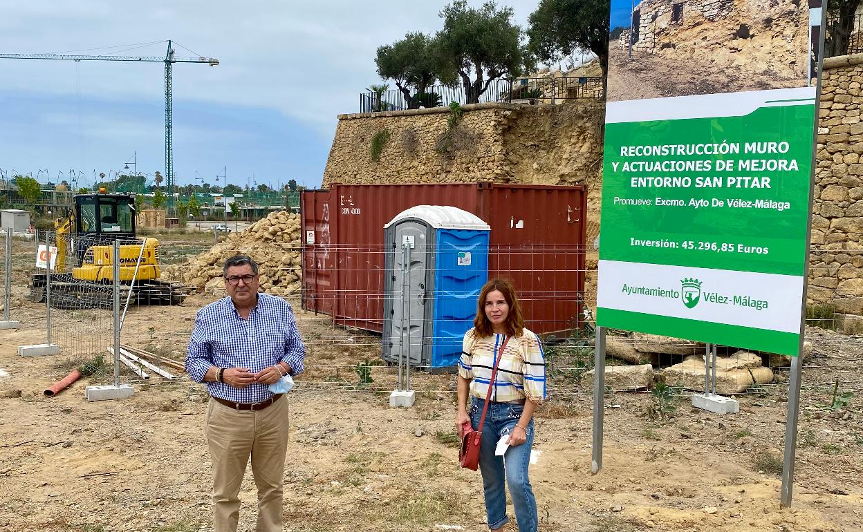 El alcalde veleño, Antonio Moreno Ferrer, y la teniente de alcalde de Valle-Niza, María José Roberto, este jueves en la zona. 