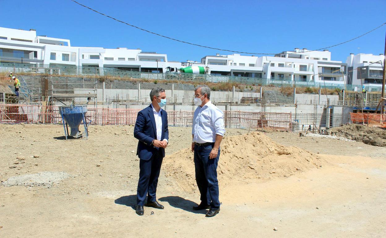 El consejero de Hacienda, Juan Bravo, junto al alcalde de Estepona, José María García Urbano, visitando las obras del futuro colegio trilingüe. 