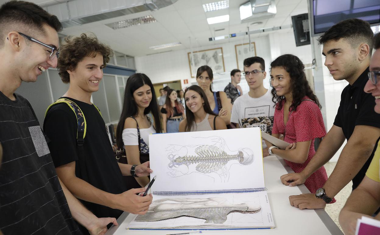 Estudiantes de Medicina, durante las jornadas de orientación a alumnos de nuevo ingreso, en una imagen de archivo. 