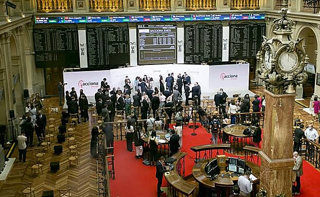 Interior de la Bolsa de Madrid durante el estreno de Acciona Energía el jueves. 