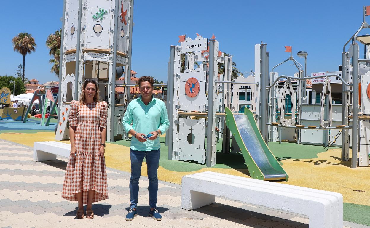 La edil de Hacienda y Policía Local, Paula Moreno, y el alcalde, Óscar Medina, en el parque de Ferrara. 