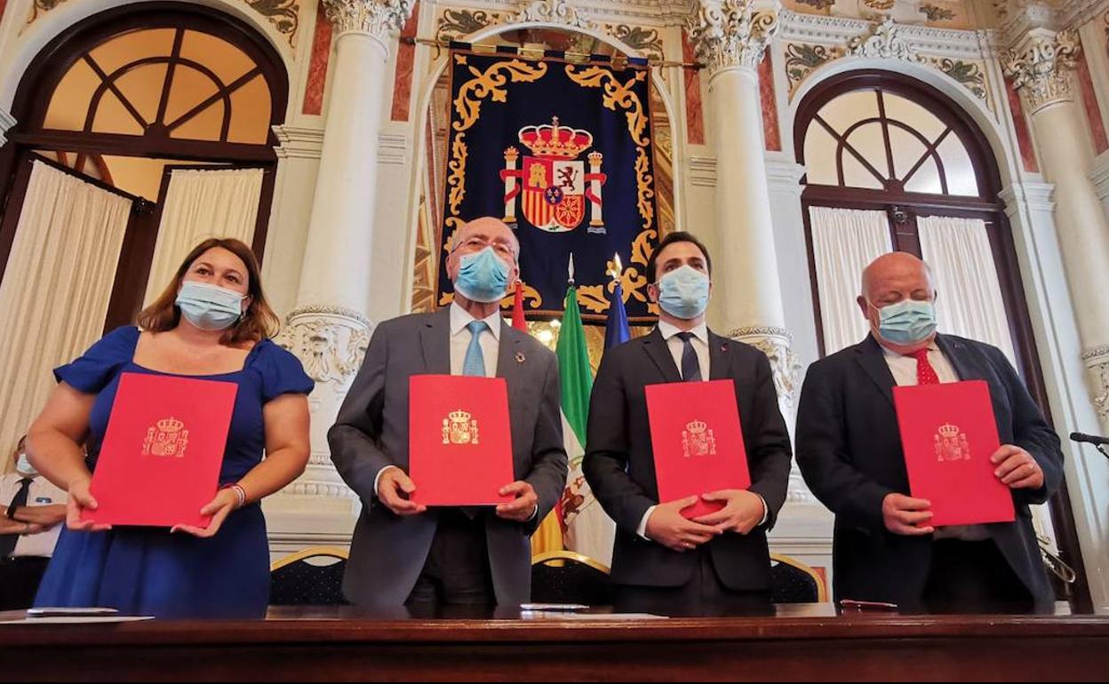 De izquierda a derecha, Natacha Rivas, Francisco de la Torre, Alberto Garzón y Jesús Aguirre, tras la firma del convenio