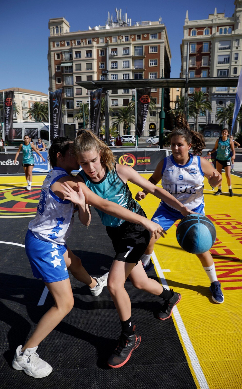 La Plaza de la Marina acogió este sábado la celebración del circuito Plaza 3x3 CaixaBank que comenzó en Valencia y también por Castellón. Más de 300 jugadores han participado en los encuentros que se celebraron desde las 10.00 horas hasta pasadas las cinco de la tarde. CaixaBank es socio patrocinador de la Federación Española de Baloncesto (FEB) y patrocinador oficial de la Selección Española en todas sus categorías, masculinas y femeninas. La entidad financiera se ha involucrado con el baloncesto nacional desde el año 2013 y su implicación y activación de múltiples iniciativas en torno a este deporte han ayudado a visibilizar y ampliar la repercusión de los mayores éxitos cosechados internacionalmente. 